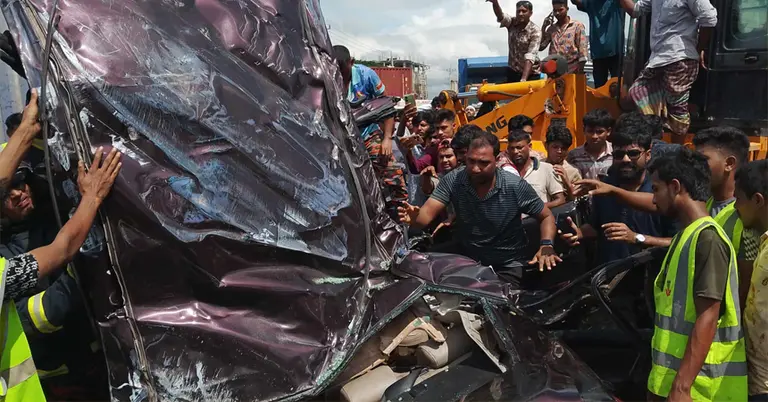 দুর্ঘটনাগ্রস্ত যানবাহনে উদ্ধার কাজ করেছে ফায়ার সার্ভিস ও পুলিশ